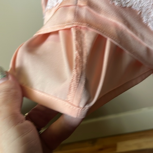 3/$15 🏷️ Banana Republic peach silky satin polyester lined lace-top mini skirt - Picture 7 of 11